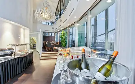 Luxusní noc v Tančícím domě s bohatou snídaní a lahví Champagne
