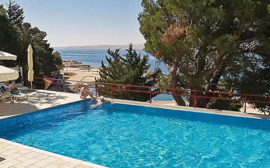 Chorvatsko: oblíbený hotel s bazénem hned u pláže a až 2 děti zdarma