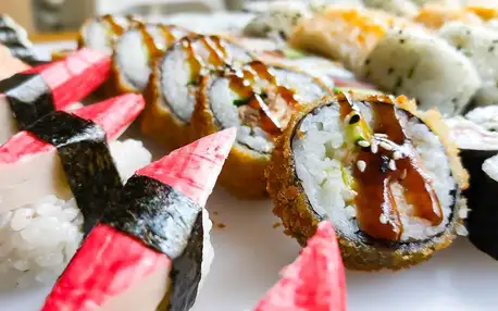 Sushi na Stodolní: 50 či 108 rolek se zeleninou i rybami