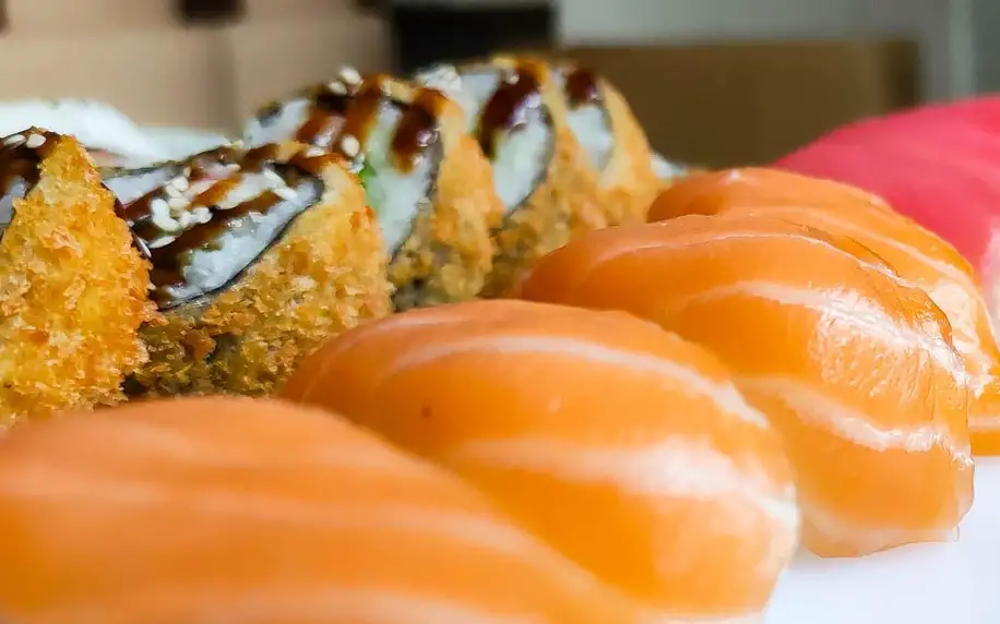 Sushi na Stodolní: 50 či 108 rolek se zeleninou i rybami