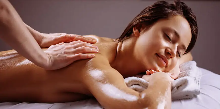 Žena relaxuje na masáži