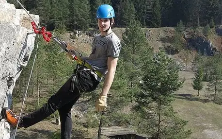 2 hodiny ferratového lezení s instruktorem v Moravském Krasu