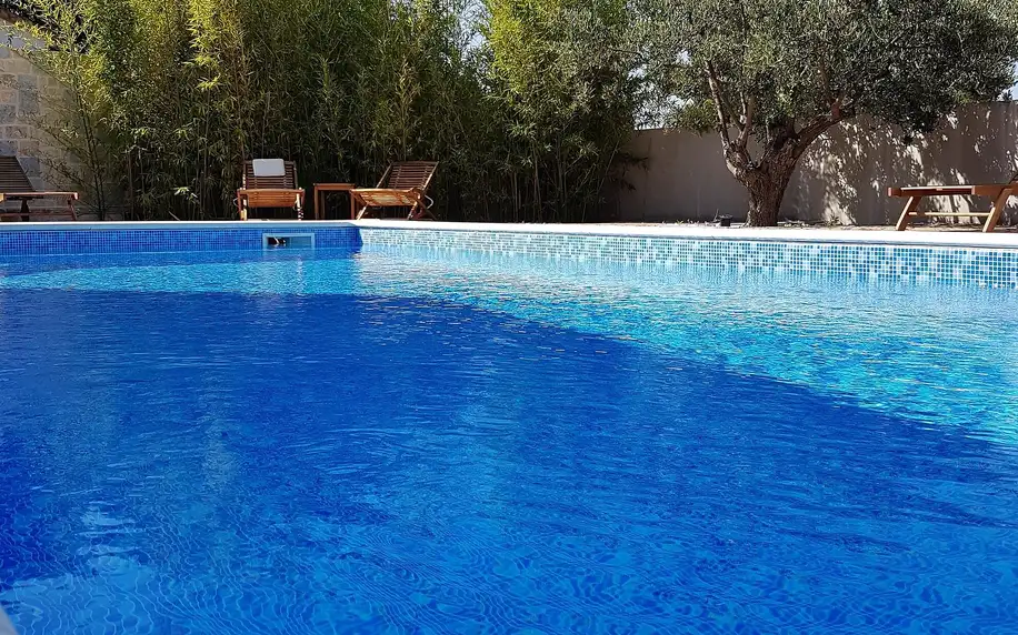 Rodinný hotýlek s venkovním bazénem pod Zadarem