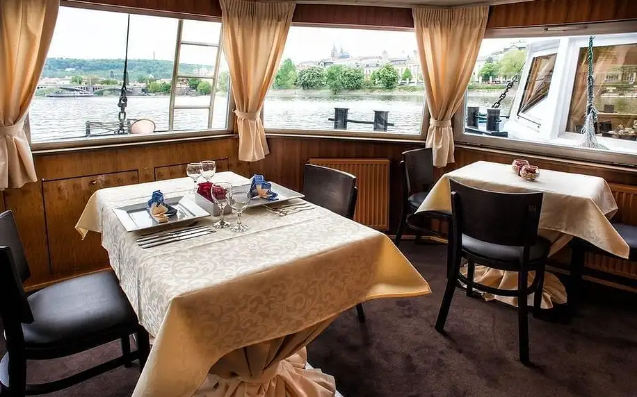 Dvouhodinová plavba po Vltavě s večeří formou rautu
