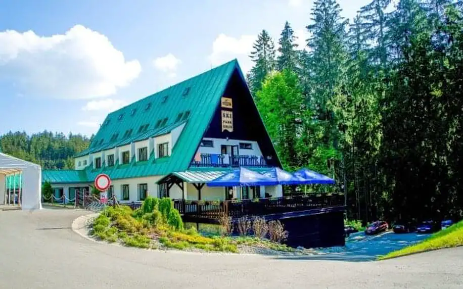 CHKO Beskydy blízko Pusteven: Staré Hamry ve Ski Parku Gruň se snídaněmi a možností využít saunu a koupací sud