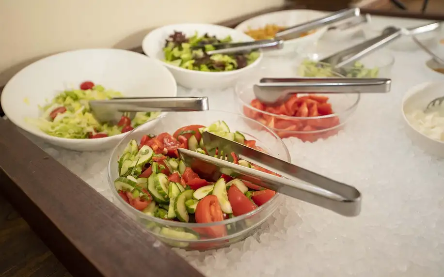 Oběd all you can eat: grilování i salátový bar