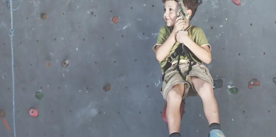 Chlapec na lezecké stěně