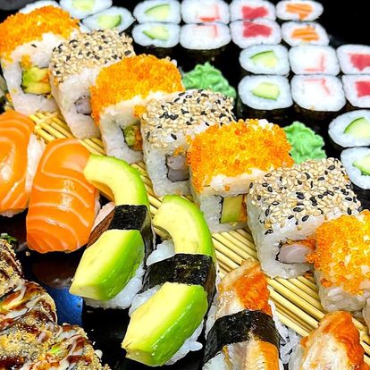 Až 52 ks sushi: chřest, tofu, krevety, losos i tuňák