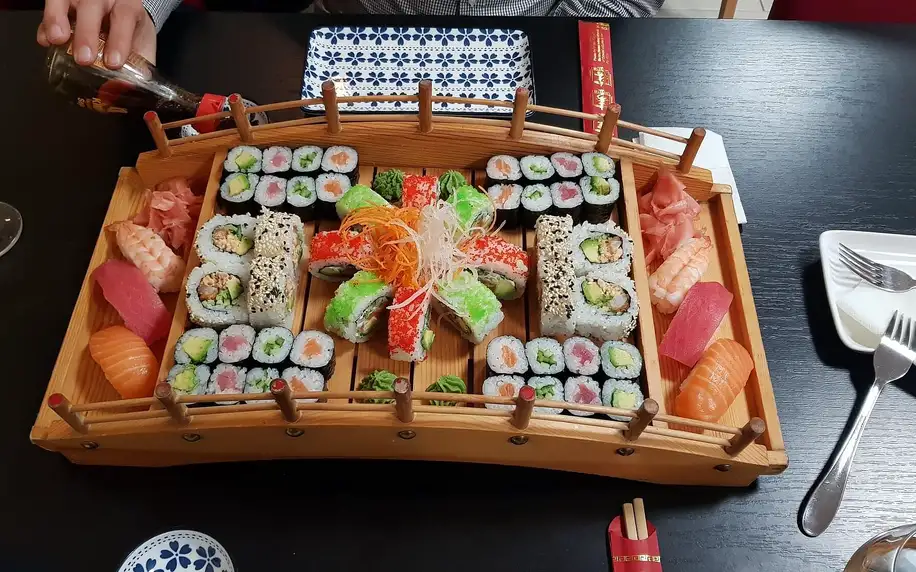 Sushi sety: 22–54 ks, minizávitky i polévky