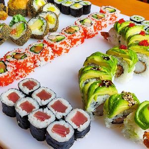 Set 28, 44 nebo 70 ks sushi s rybami i zeleninou