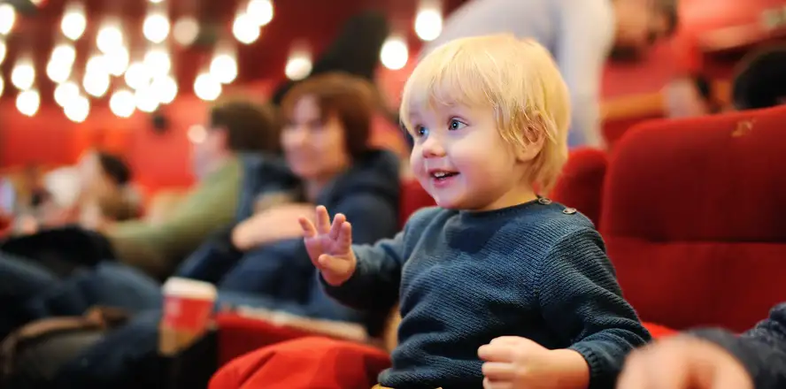 Nadšené dítě v divadle
