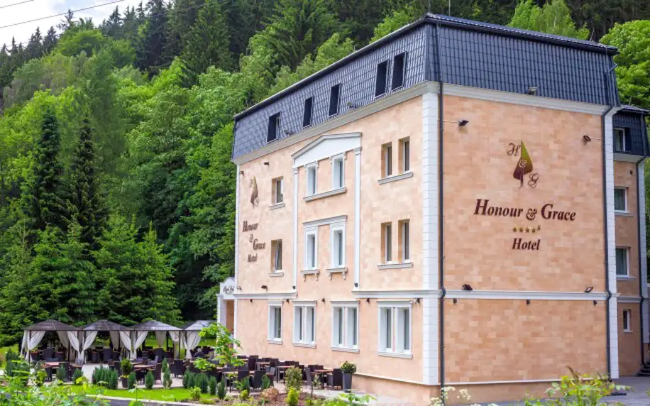 Krušné hory ve stylovém Hotelu Honour & Grace **** s privátním wellness, fitness a welcome drinkem + snídaně