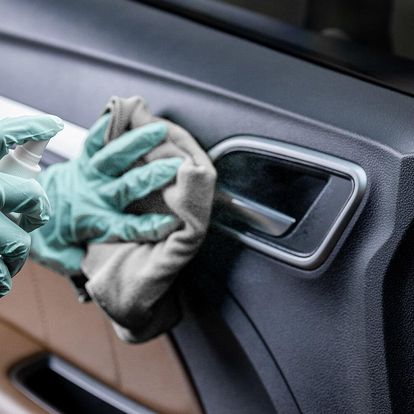 Čištění interiéru vozidla i tepování či dezinfekce