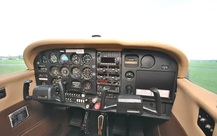 Seznamovací let v letadlech Cessna vč. pilotování