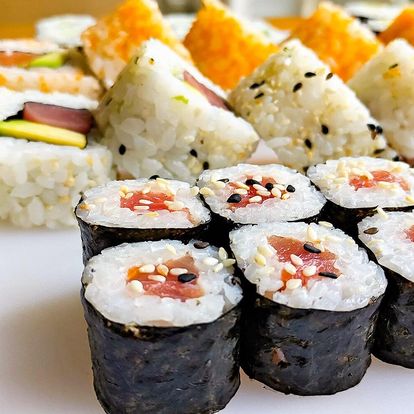 Sushi na Stodolní: 32 či 62 ks s lososem i krevetou