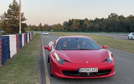 Jízda ve Ferrari na polygonu v Brně