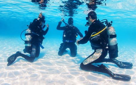 Potápěčem na zkoušku: školení a ponor v bazénu