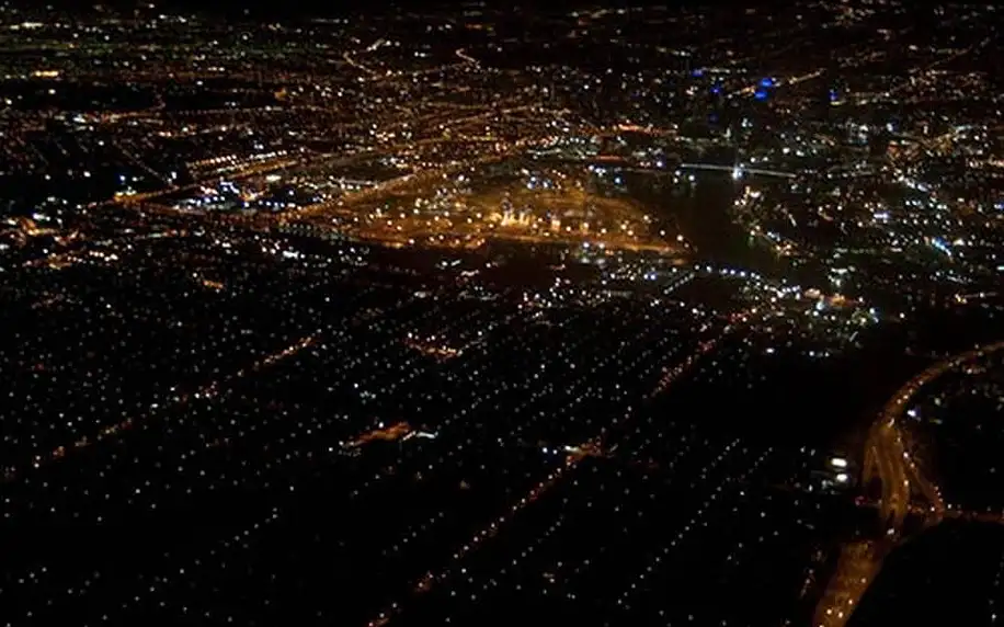 Noční vyhlídkový let letadlem nad Prahou