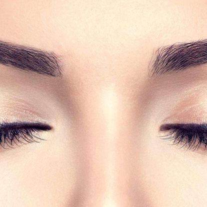 Permanentní make-up očních linek nebo rtů