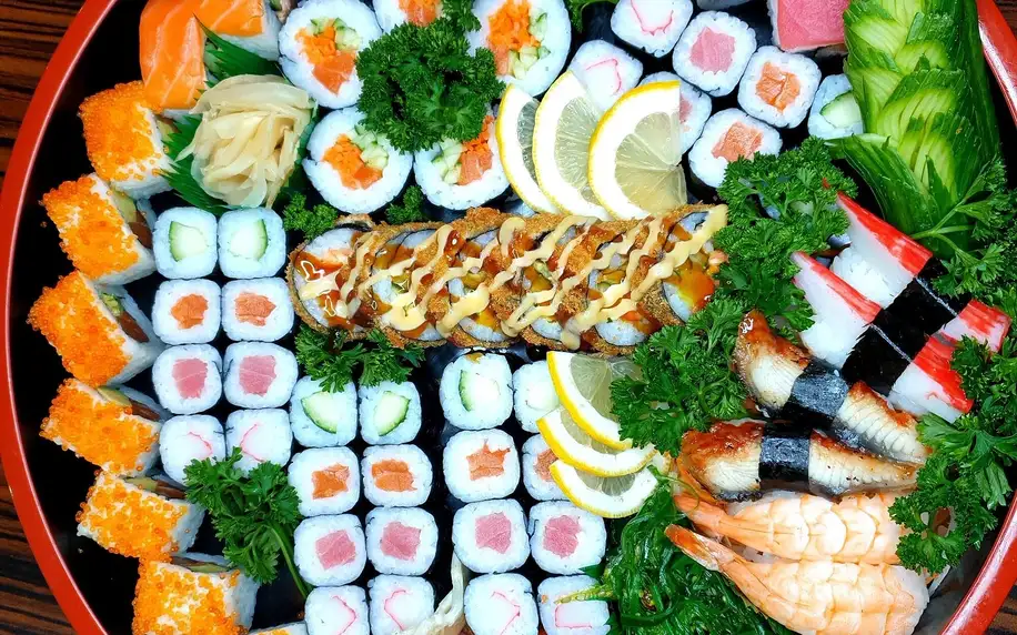 Sushi sety s 30 až 69 ks: losos, krevety, tuňák aj.