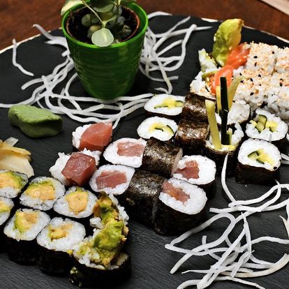 Sushi sety s 16 až 46 ks, wakame, závitky i polévka