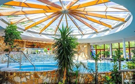 Lázeňské Dudince: Wellness pobyt v Hotelu Flóra s neomezenými bazény, procedurami a plnou penzí + živá hudba