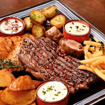 Steakové menu pro dva: 4 druhy masa, dipy, příloha
