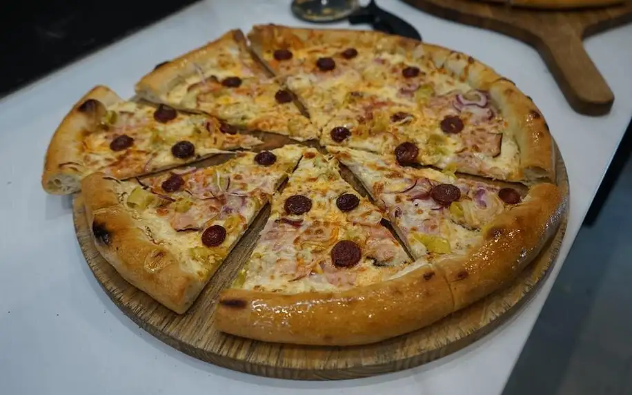 Čtvrtka pizzy podle výběru v bistru na Borech