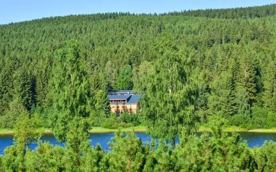 Jizerské hory: Moderní lesní Resort Montanie **** s neomezeným wellness centrem, polopenzí a programem