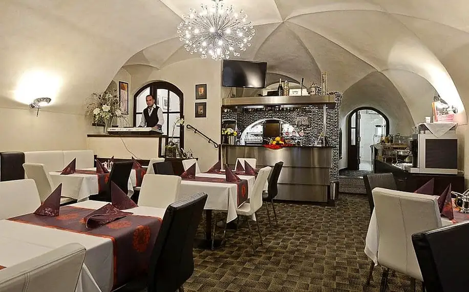 Historický hotel v Krumlově se snídaní či polopenzí