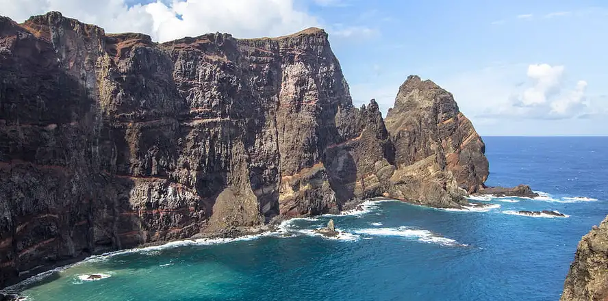 Pohled na strmé útesy Madeiry
