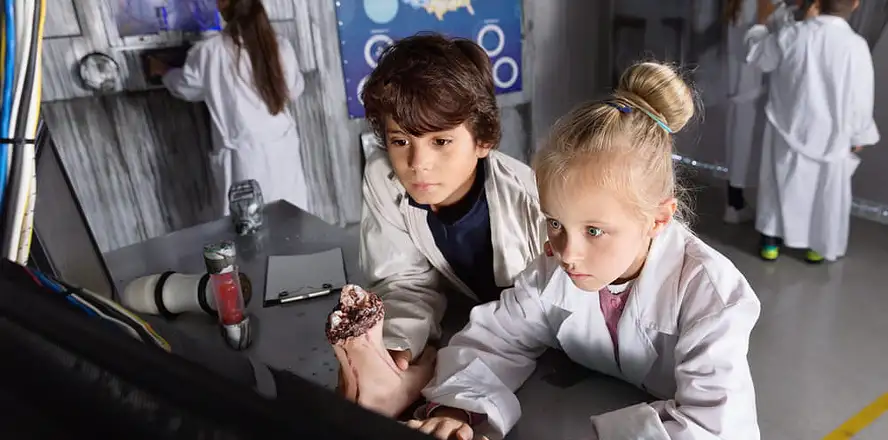 Chlapec s dívkou jako malí vědci