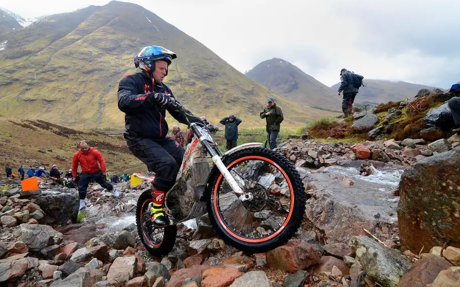 Trénink motocyklového trialu nebo off-road ježdění