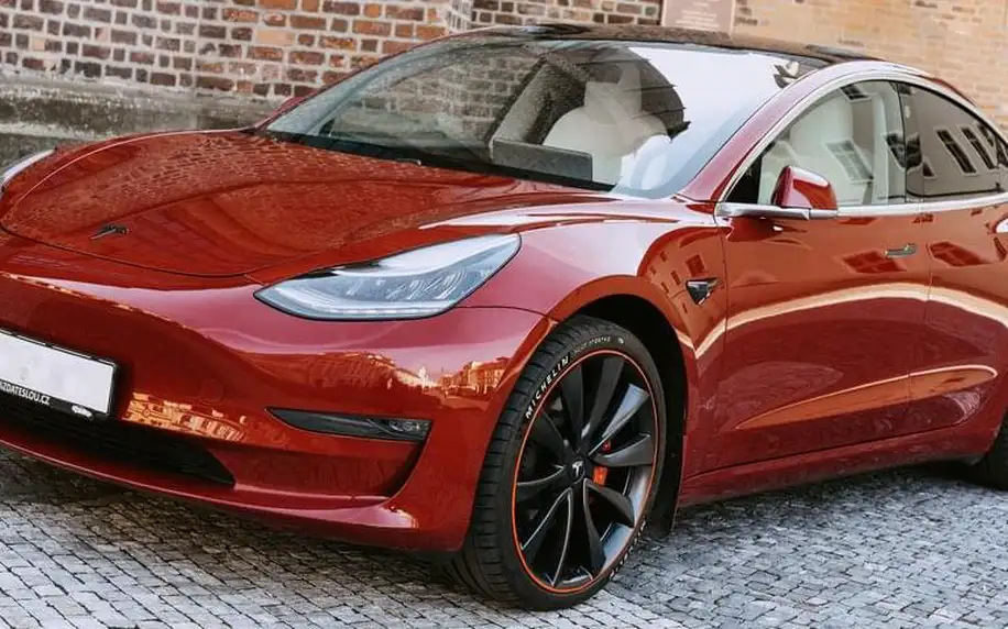 Jízda v Tesle Model 3 Performance Praha