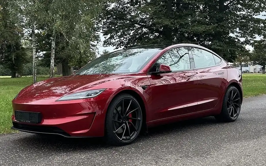 Jízda v Tesle Model 3 Performance Hradec Králové