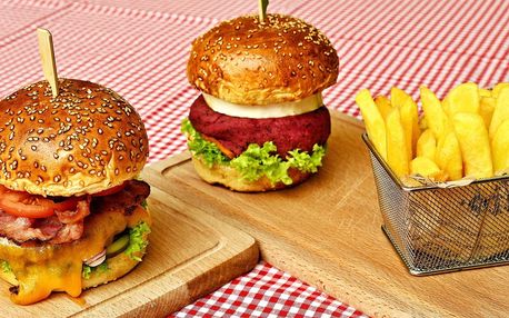 Masový či vege burger s hranolky pro 1 i 2 osoby