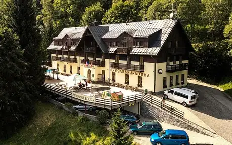 Pobyt ve Špindlerově Mlýně: polopenze, láhev vína na pokoji, venkovní bazén a parkování