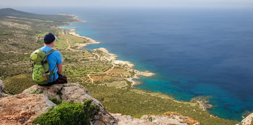 Výhled na pobřeží Kypru