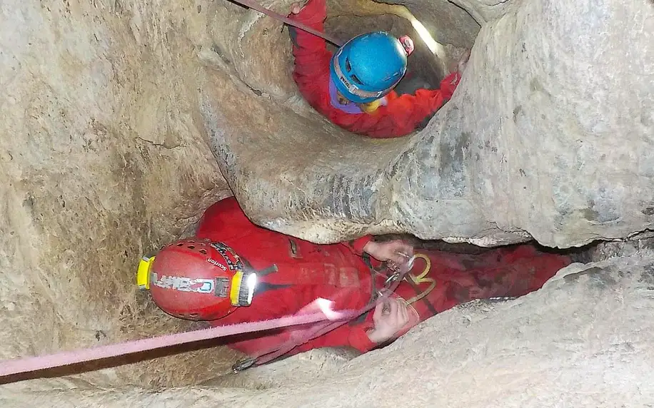 Speleoferrata: lezecké dobrodružství v jeskyni