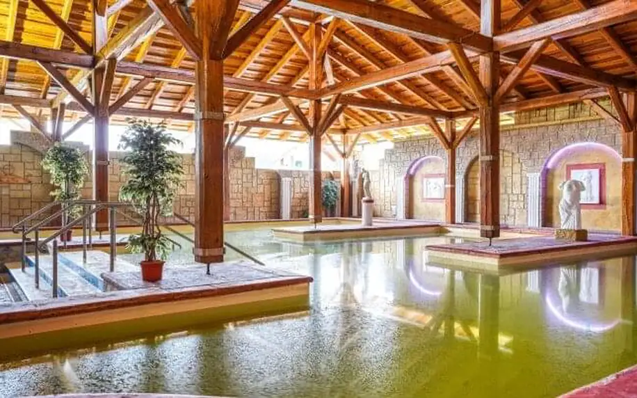 Podhájská: Pobyt v Penzionu Podhájčanka s polopenzí a vstupem do termálního wellness centra Aquamarín