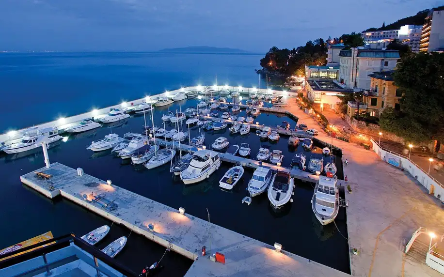 Chorvatský hotel přímo u moře: polopenze i sauny, 2 děti zdarma