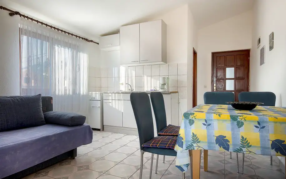 Vedlejší sezóna v Chorvatsku: moderní apartmán s kuchyňkou