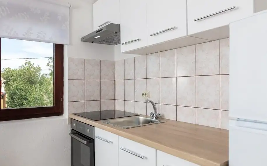Vedlejší sezóna v Chorvatsku: moderní apartmán s kuchyňkou