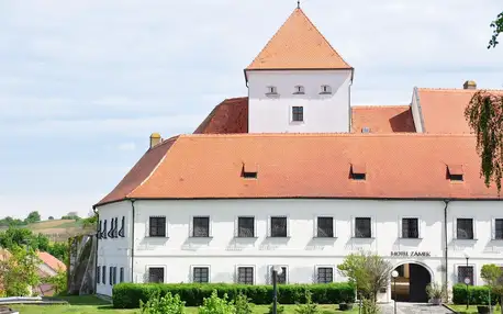 Pobyt na zámku Čejkovice s polopenzí a prohlídkou