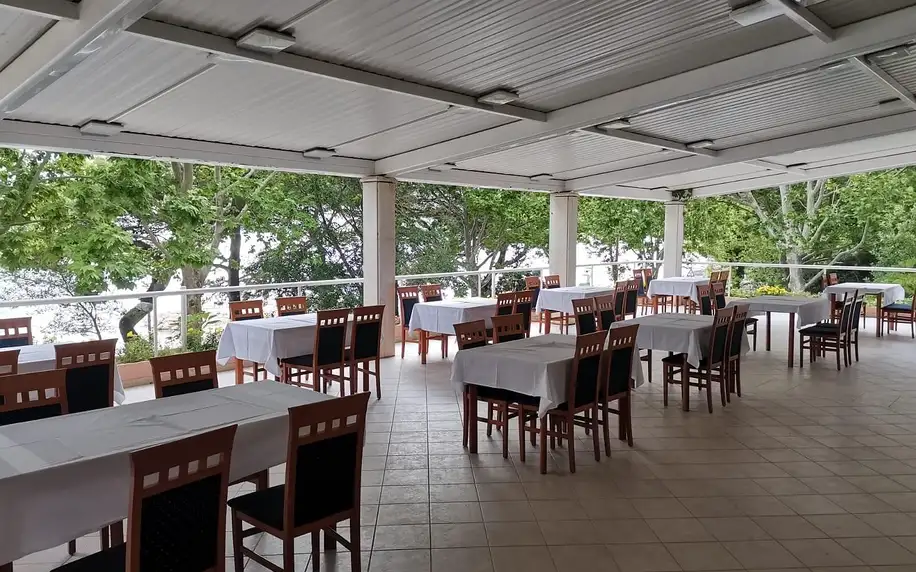 Dovolená v Omiši: hotel 50 m od pláže, polopenze