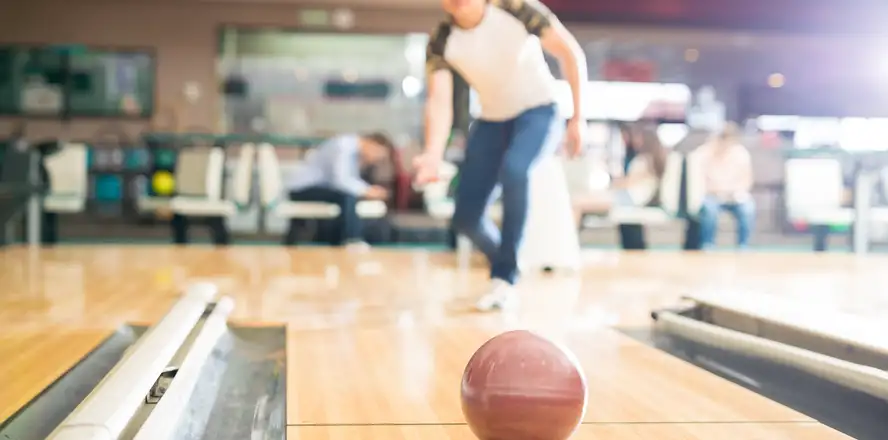 Teenager na bowlingu na den dětí