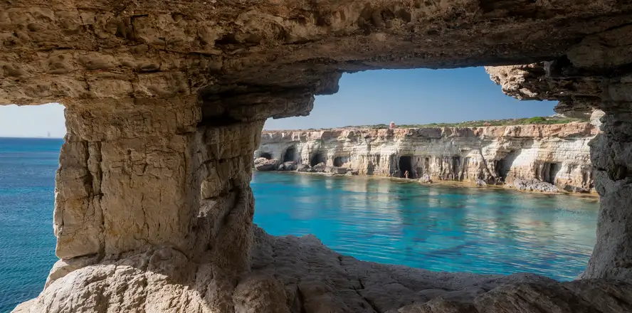Mořská jeskyně v rezervaci Cape Greco na Kypru