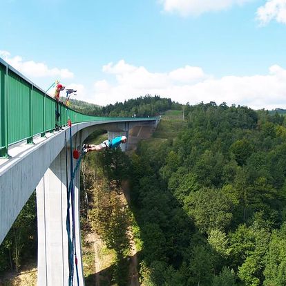 Bungee jumping z nejvyššího mostu v ČR