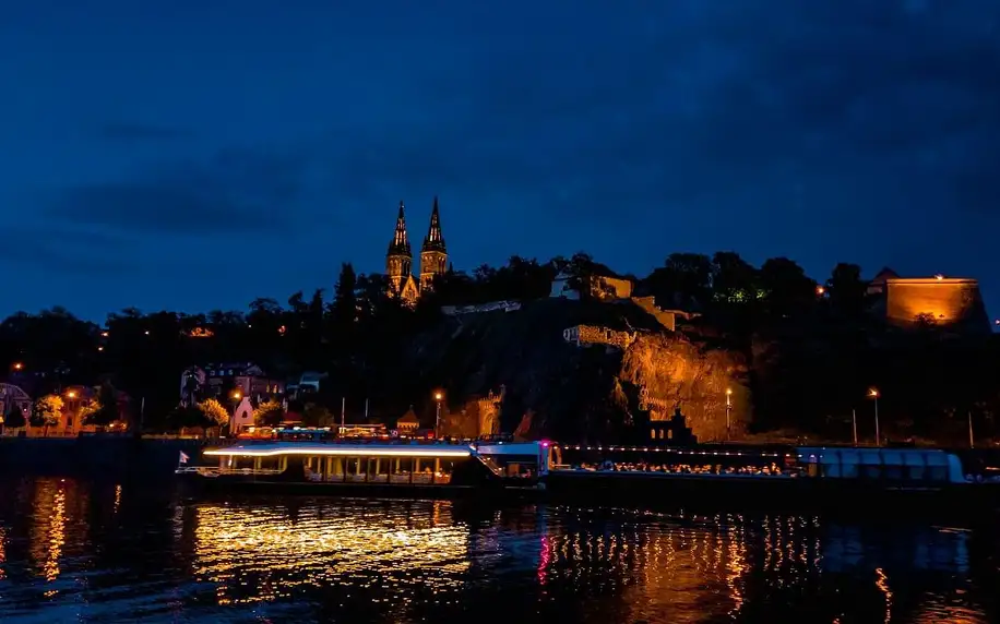 Plavba po Vltavě na prosklené lodi a rautová večeře