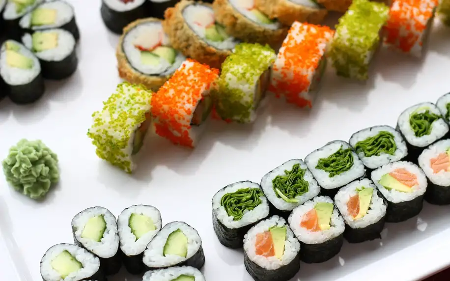 46 nebo 62 ks sushi s lososem, avokádem i tuňákem